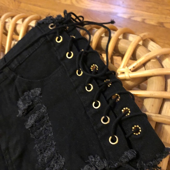 Lace up black shorts - Picture 3 of 3
